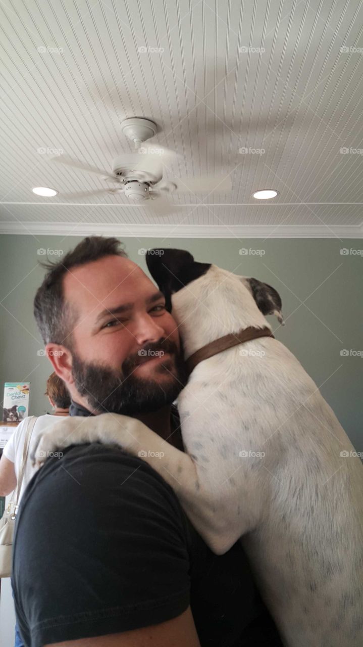 Daddy has to carry him in the vet🙄