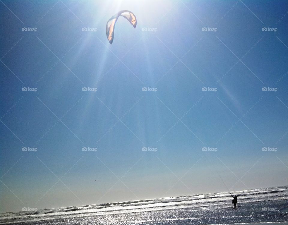 Ocean, sun, waves and kite surfing