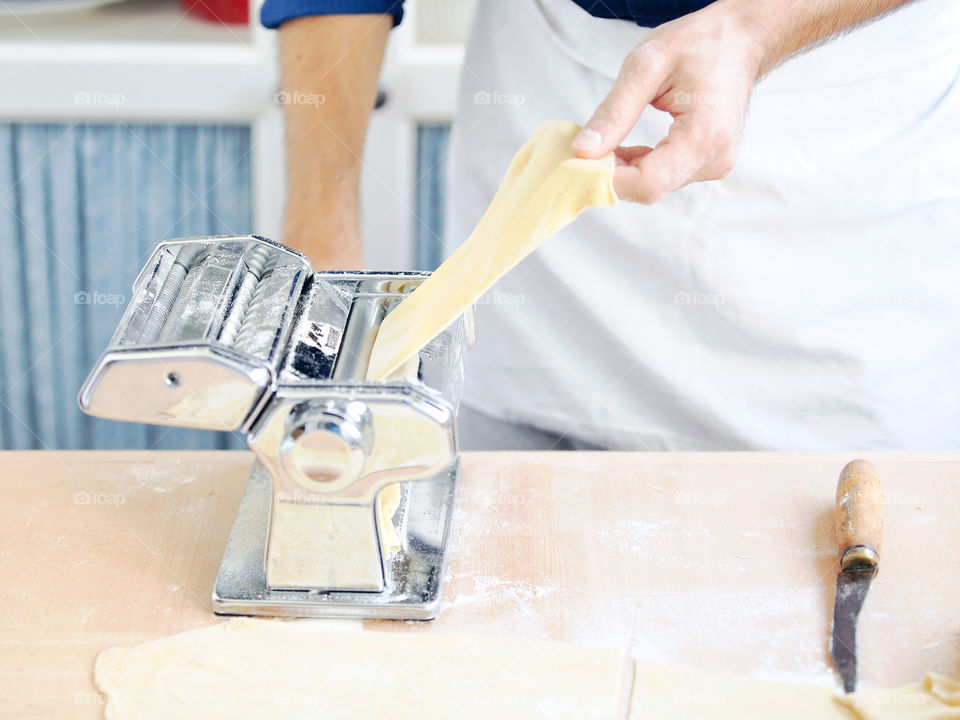 making homemade pasta with pasta machine