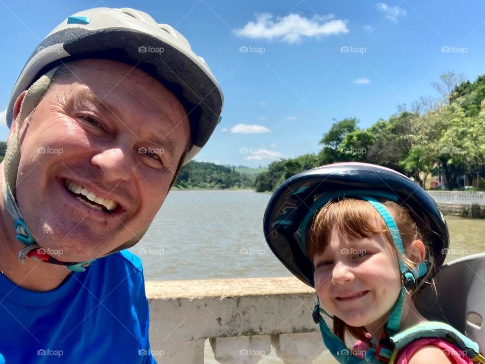 E no nosso “2o turno de diversão”, enquanto a mamãe e a Tata ficam em casa fazendo almoço, a gente pedala!

A pilha dela não acaba…