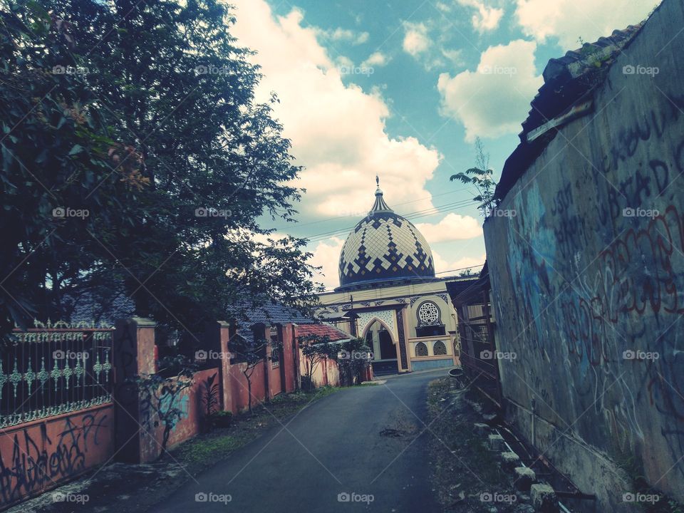 taking pictures from the side of the mosque.
