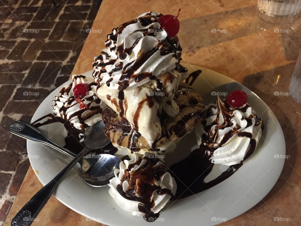 Brownie ice cream sundae