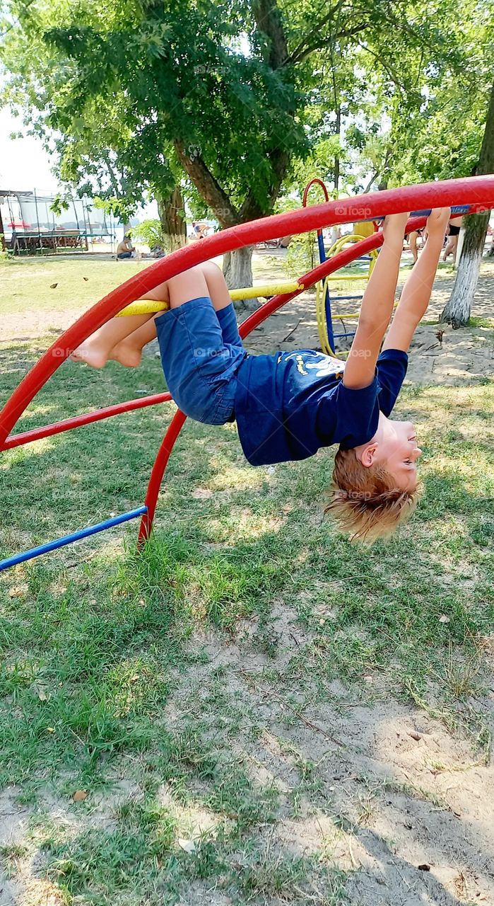 a boy on the gorizontal bar