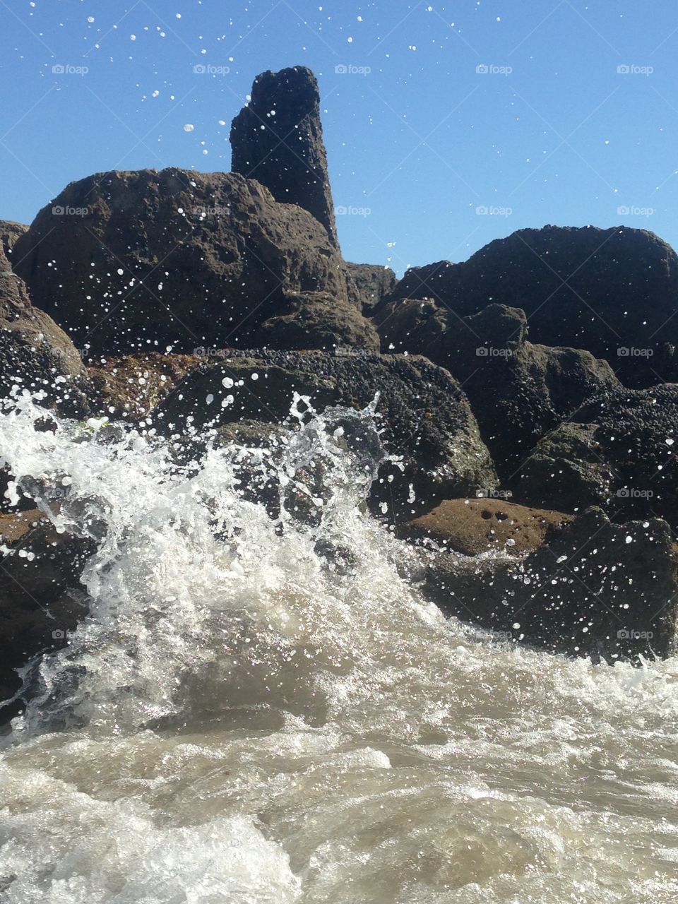Ocean, wave on the rocks