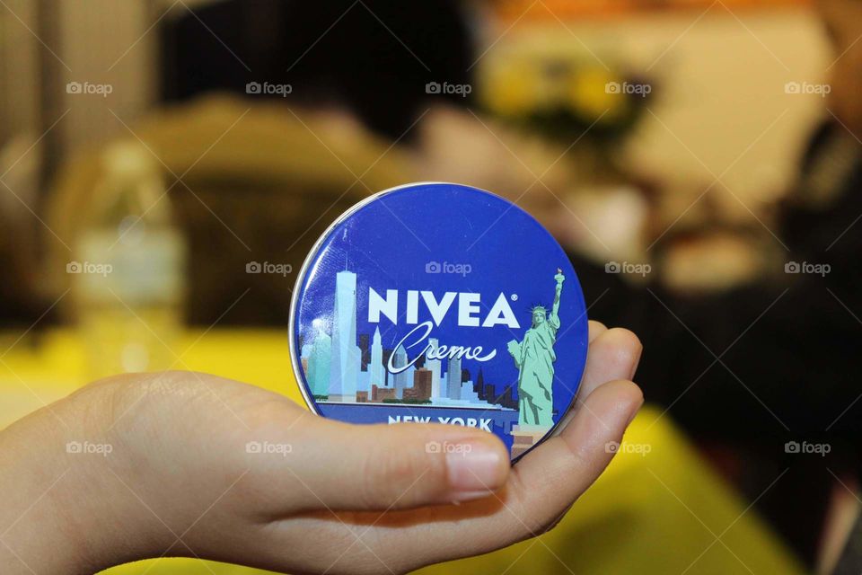 Nivea in a New York themed decorated lid in the hands of a child