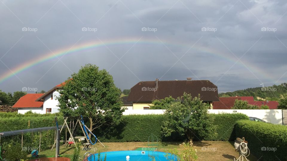 Regenbogen nach schweren Gewitter nahe dem Ort Wieselburg in Österreich