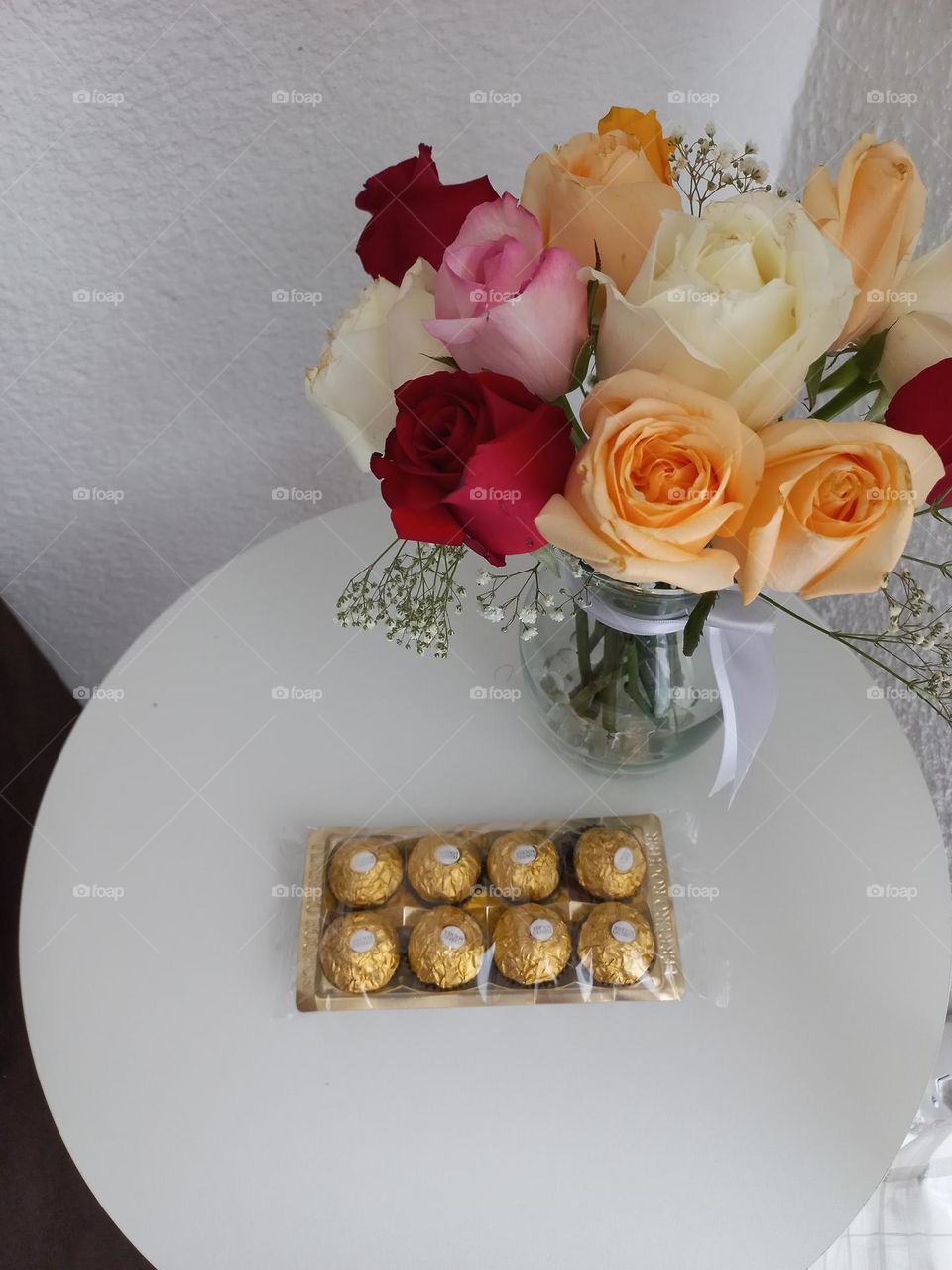 Flores e bombons. Alegra, encantam e adoçam o coração  e o ego de quem recebe