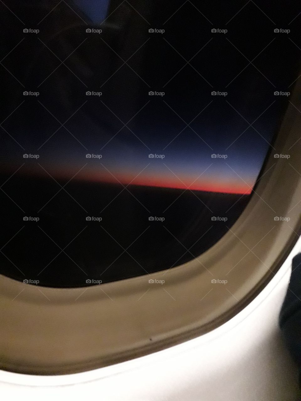 o por do sol visto de dentro  do avião