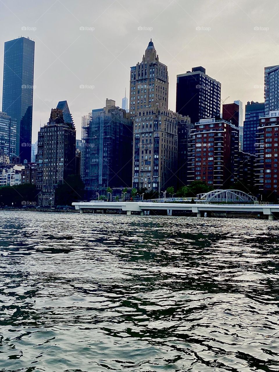 Mighty waves are rolling along and gushing up at us as we motor our way along the „East River“ passing by the „Upper East Side“ of „Manhattan“,. 2023. Hypnotic Productions