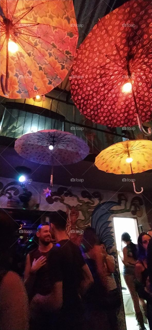 guarda chuvas de decoração em bar.
