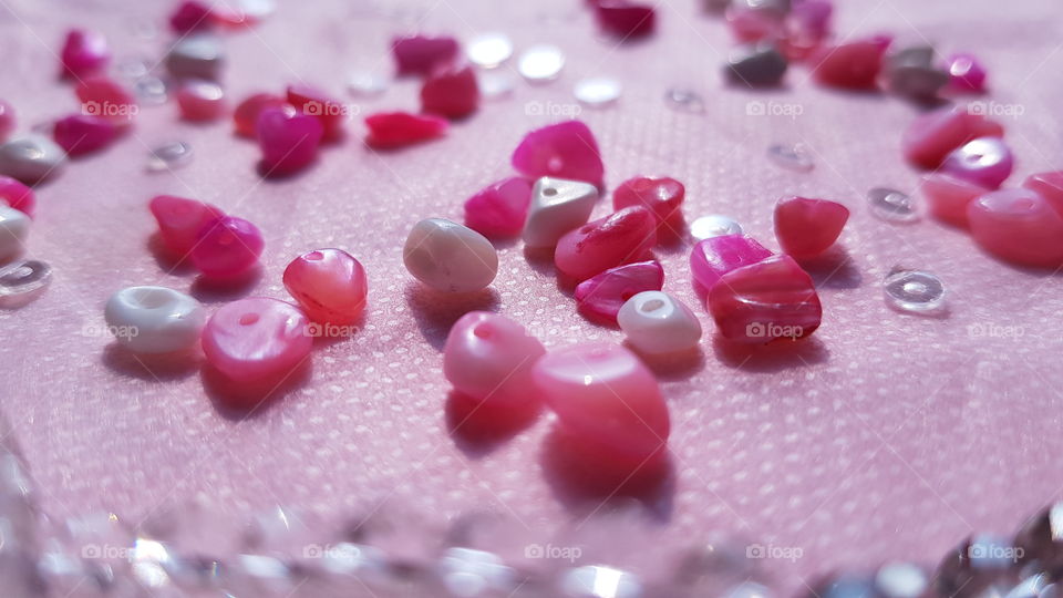 what a cute, really..when we saw the pink marble stones and gem scattered around together..