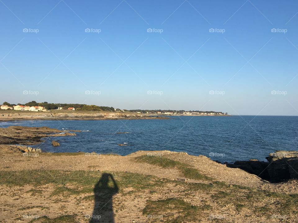 Silhouette on seashore 