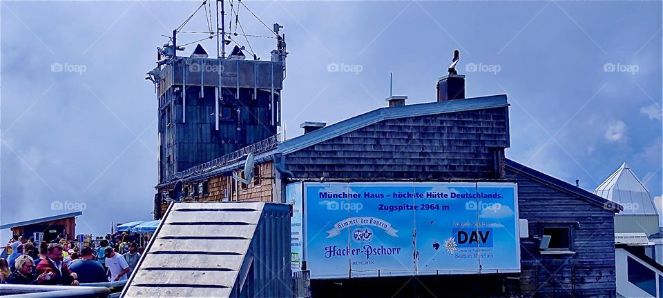 This is the backside of the “Münchner Haus”, “Munich’s Haus” on the west summit of the “Zugspitze”, at 2692 m Germany’s tallest mountain. It belongs to the “German Alpine Club” Munich and has its own meteorological tower. 2024. Hypnotic Productions