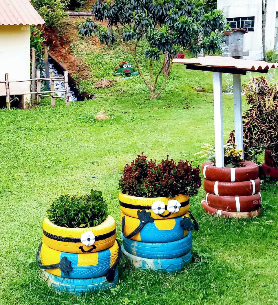Jardim minius feito de pneus