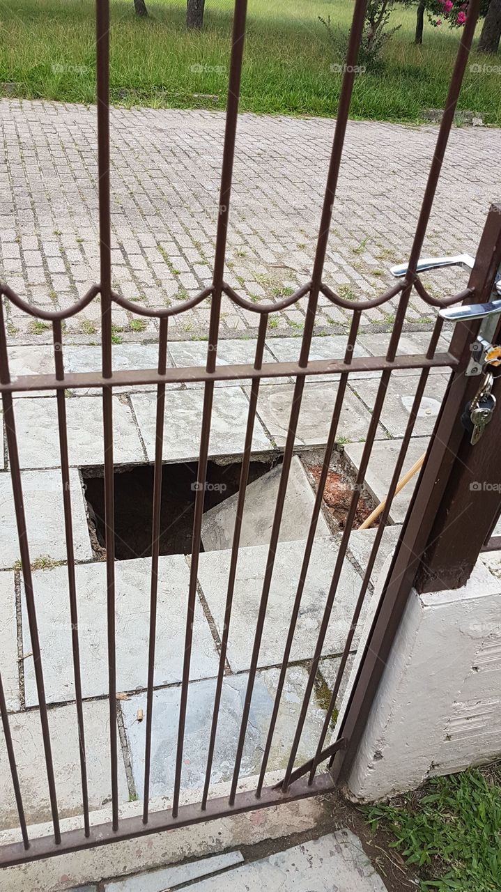 O buraco na calçada