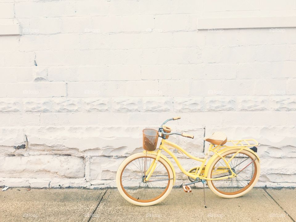 Yellow bicycle 