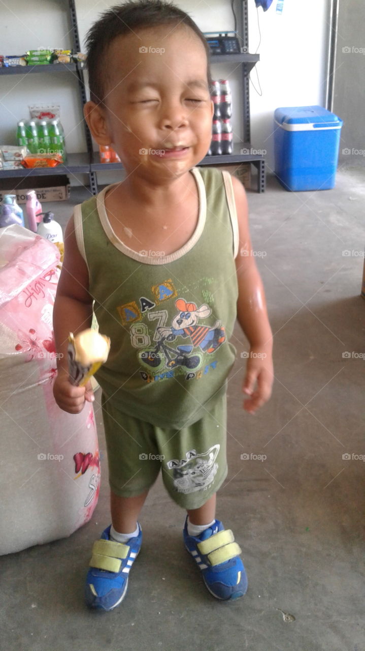 dirty kid
eating ice cream