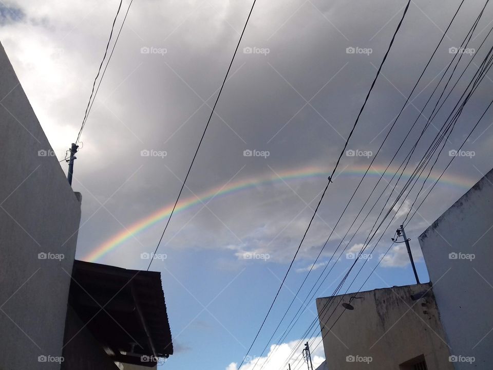 arco íris em um dia nublado