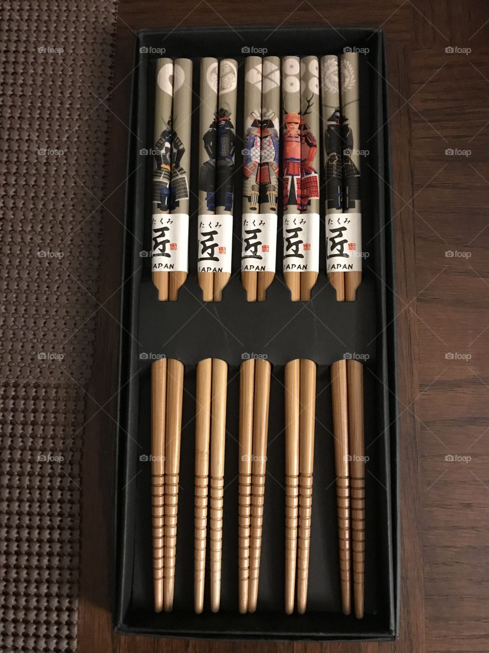 Samurai chopsticks set, an extraordinary gift from Japan. Not only are they useful, these chopsticks are beautiful as well.