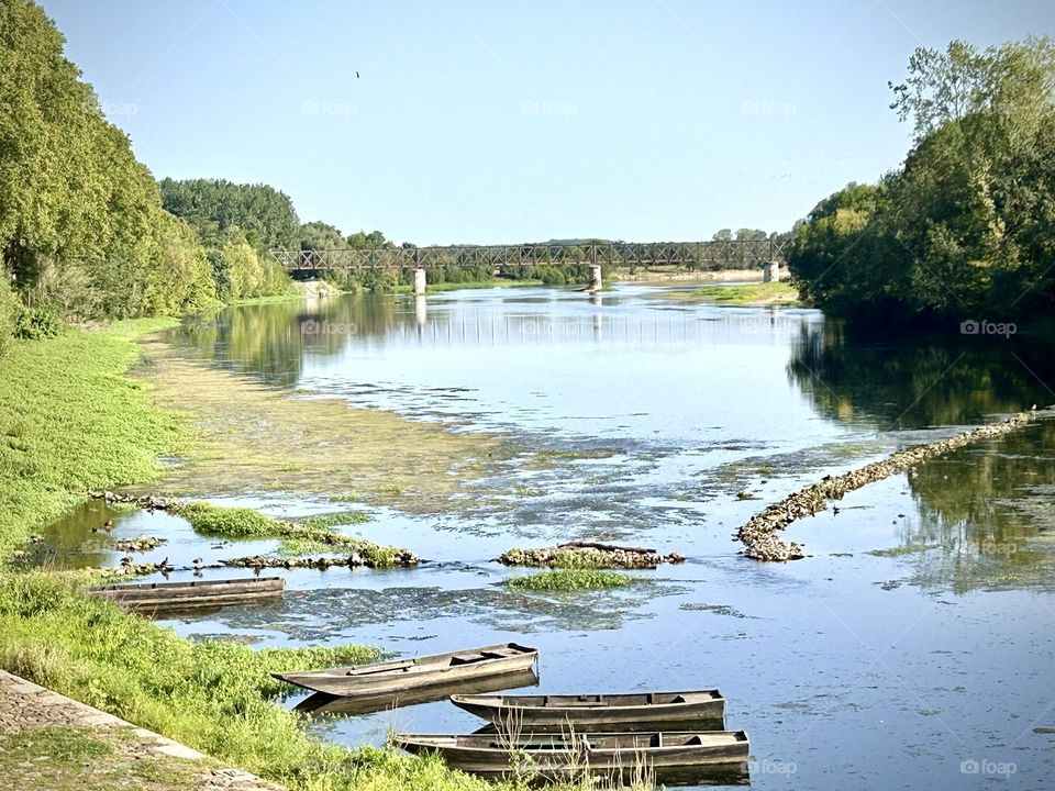 Chinon , la Vienne et pont Eiffel Septembre 2023 . 