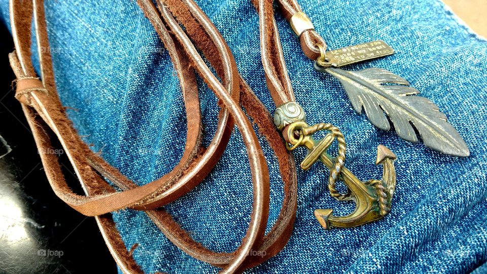 Correias de couro legítimo, com pingentes. Acessórios masculino.