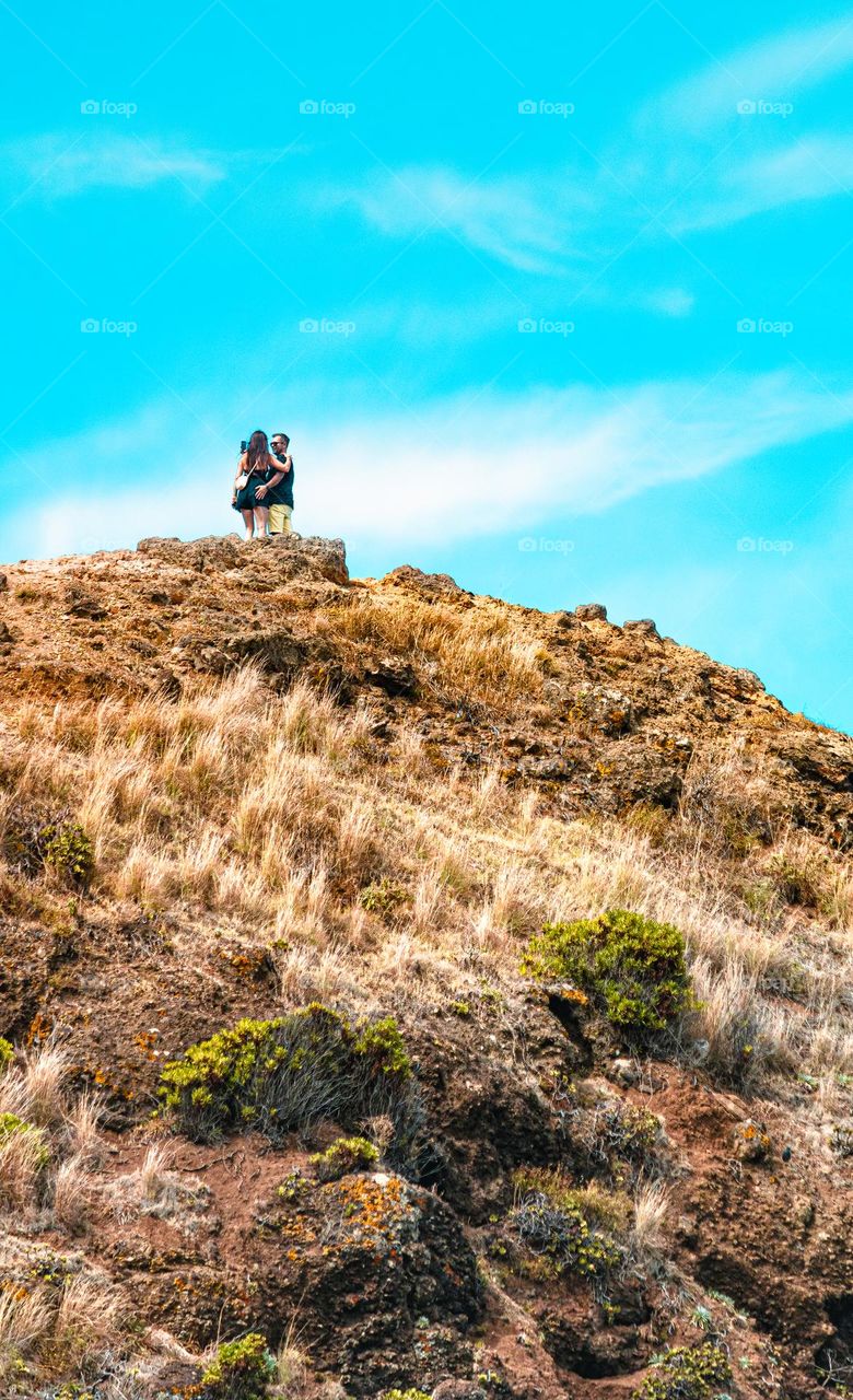 pareja en la orilla del risco