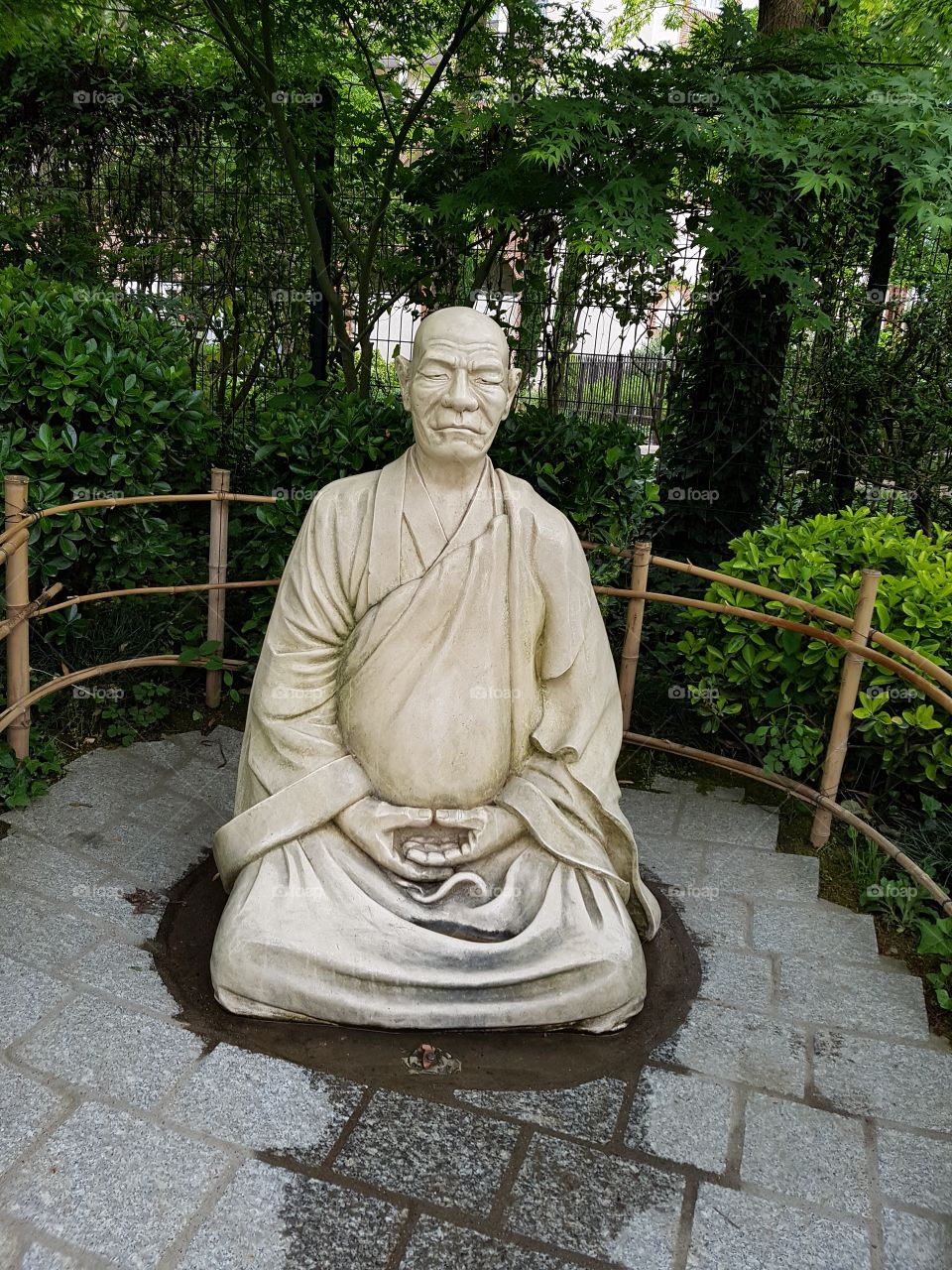 zen statue al japanesse garden, toulousse