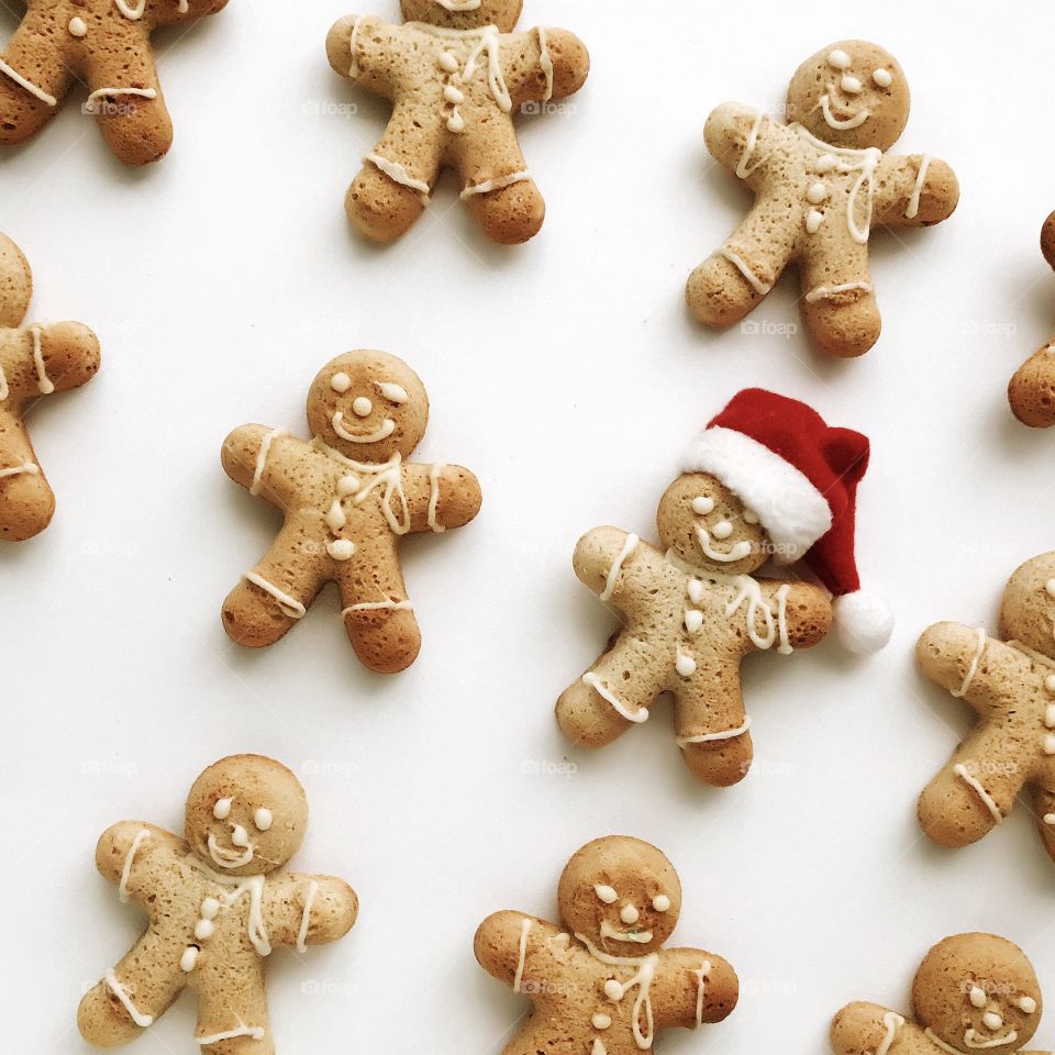 Christmas background made of gingerbread men gingerbread, pattern.