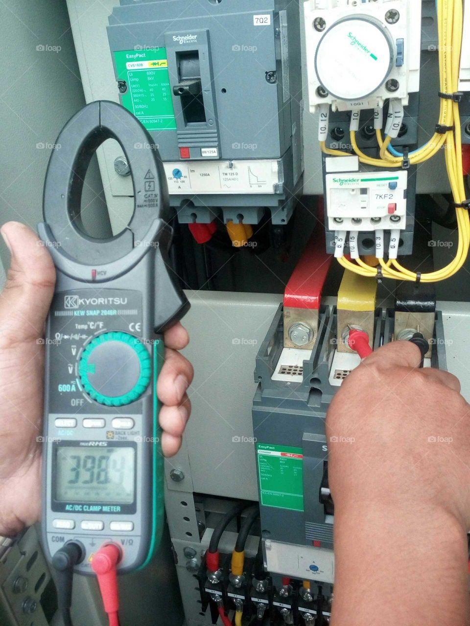 Measurement of 3 phase electric current using amperemeter measuring instrument