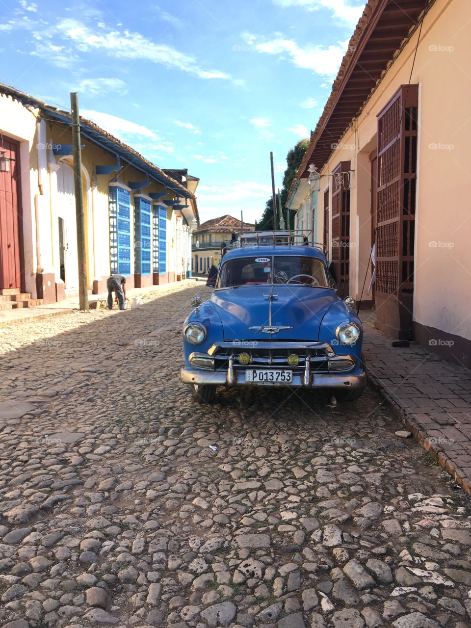 Cobbled stones and an old car in Cuba. 