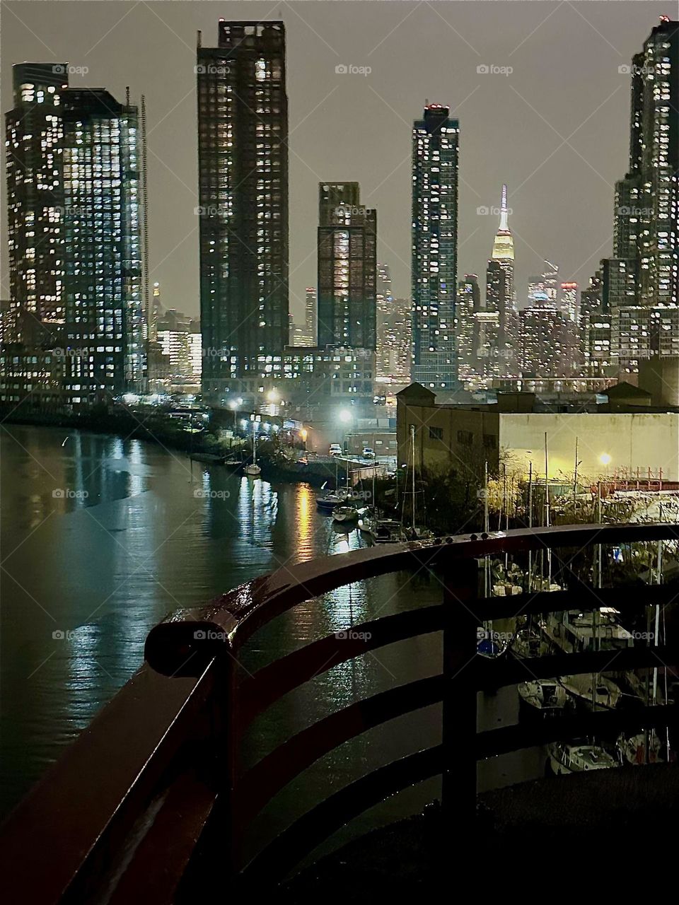 This is „Newtown Creek“, LIC and „Manhattan“ incl. the „Kreisler Building“ seen from the „Pulaski Bridge“ one afternoon in early December 2023. Due to the reversal of daylight saving and wintertime in general it gets dark early. Hypnotic Productions
