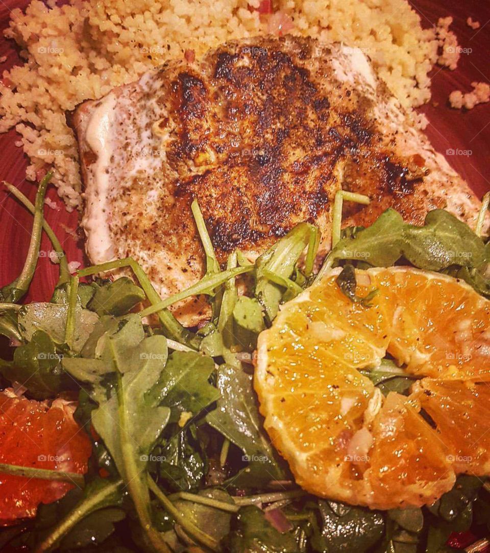 Spiced Salmon with arugula salad with couscous & lemon shallot dressing 👌