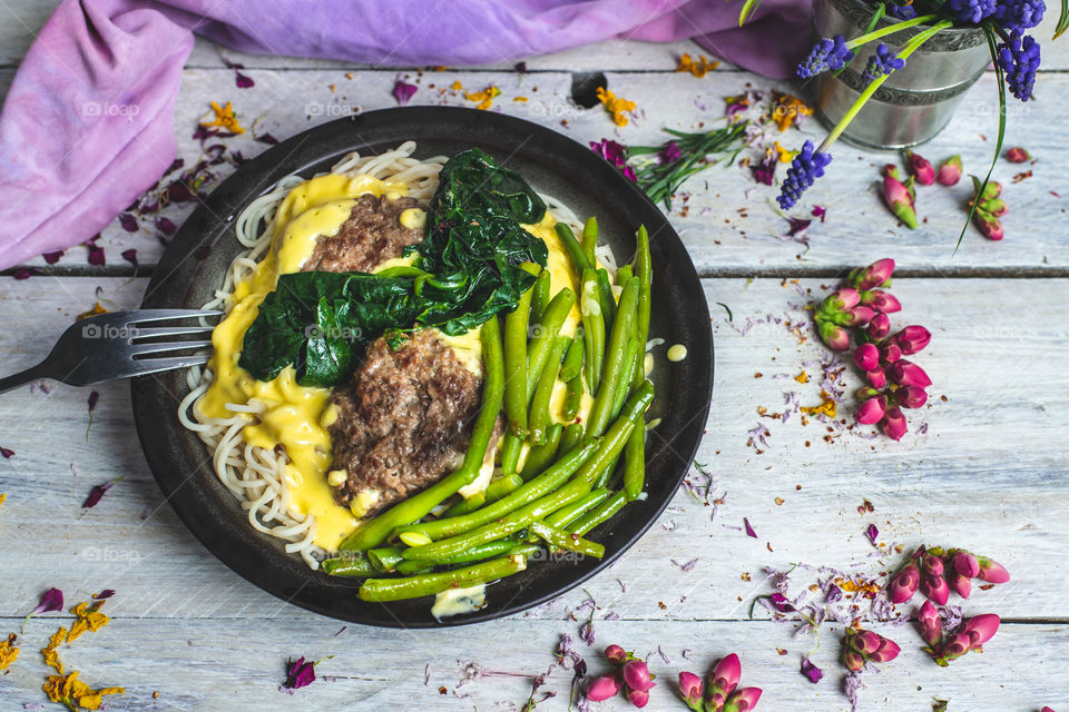 Spaghetti carbonara with spinach and green vegetables