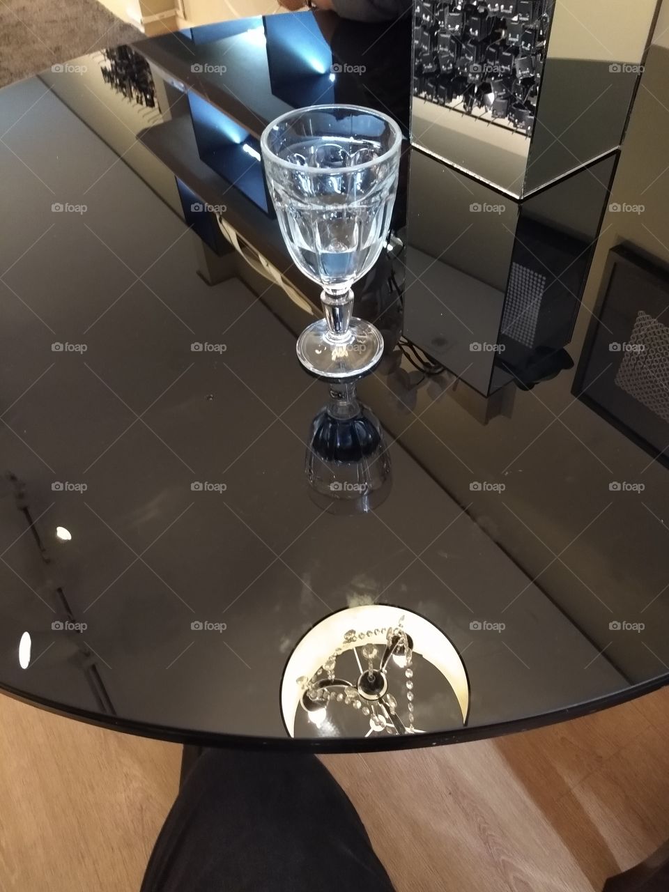 Taça de vidro na mesa