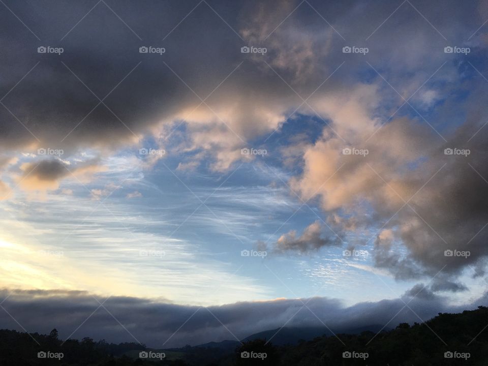 Caos nas estradas da região de Jundiaí! Que movimento nas rodovias.
Nos resta a paisagem com esse frio na Serra do Japi..
☁️ 
#nuvens
#paisagem
#natureza
#fotografia 