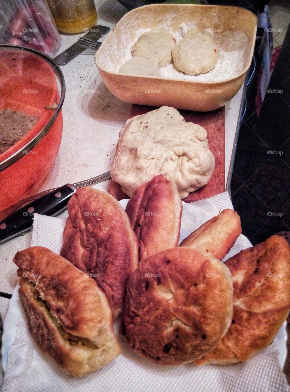 Делает пирожки makes pies