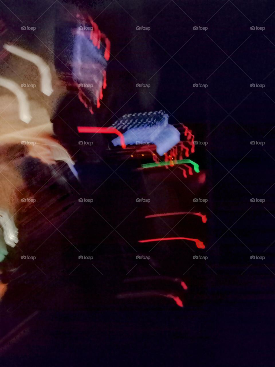 O destaques para as cores. A iridescência , popularmente, conhecida, como furta-cor, é um fenômeno óptico possibilitado, por outras duas ocorrências físicas, o espalhamento e, a interferência dos raios de luz