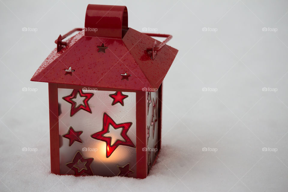 Red Christmas candle lantern in the snow - jul röd lykta i snö 