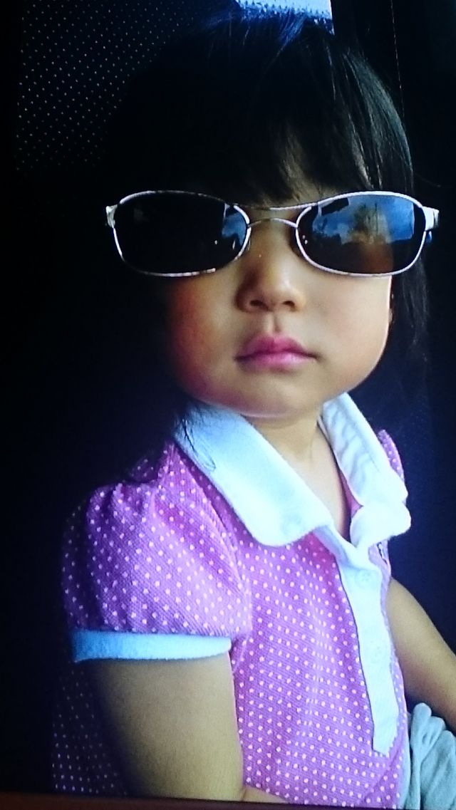 Cute girl wearing goggle