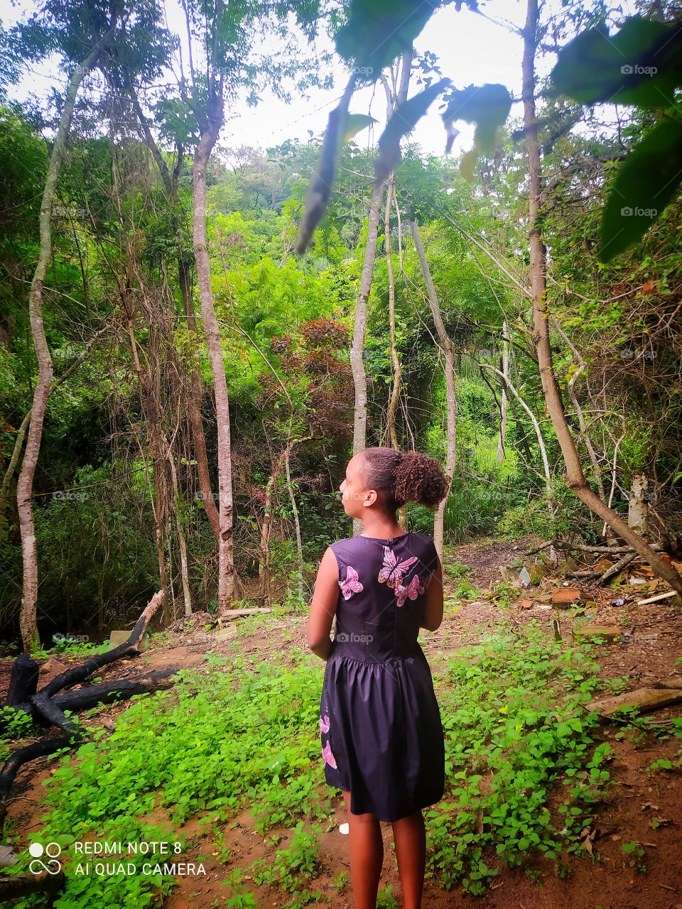 Foto tirada em uma chácara destacando a natureza e performance da modelo editada destacando também a nitidez