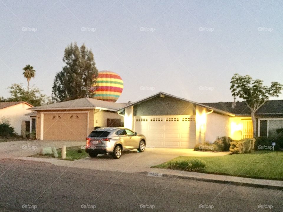 News Today : Hot air balloon lands a busy neighbourhood 