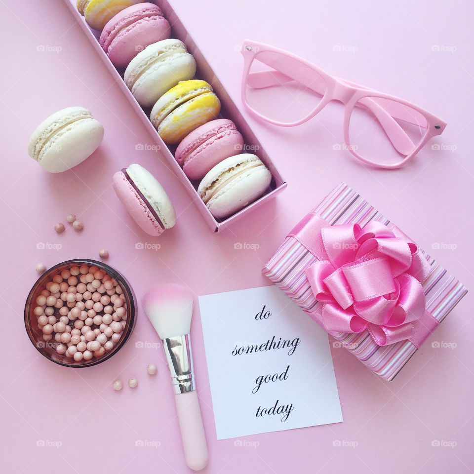 Flat lay with macaroons and accessories