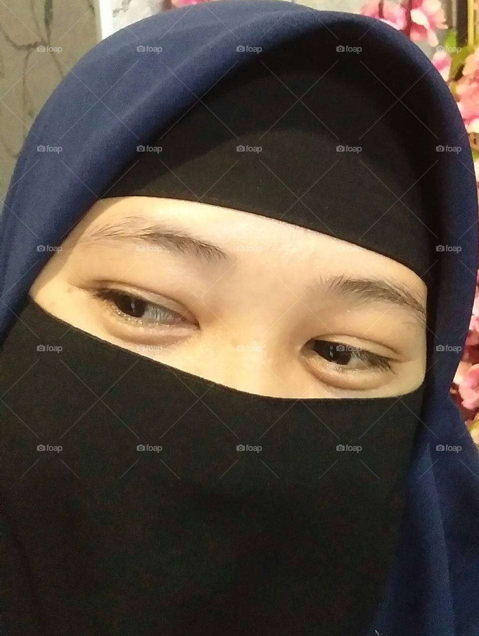 behind the shade of her beautiful eyes, there were many problems that were so heavy.
she is a Muslim girl who adheres to the Muslim dress (syar'ii)