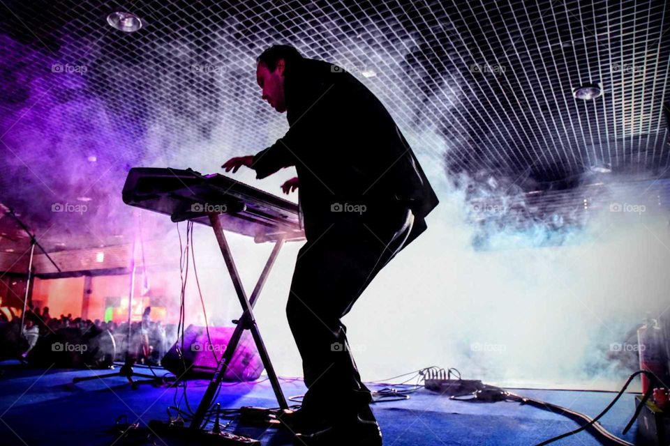 Hombre tocando piano