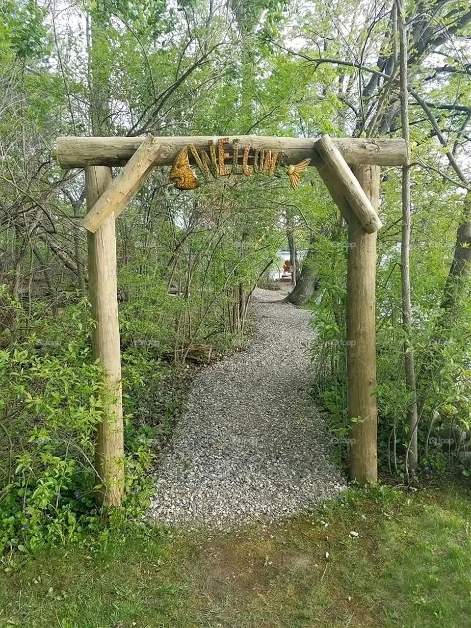 The image embodies a natural natural plate of the mountains of nature, where green agricultural stands are graded on the slopes as if they were lines of a poem, which fog harmoniously wrapped, and clouds hugged them in the mountain knife and the whis