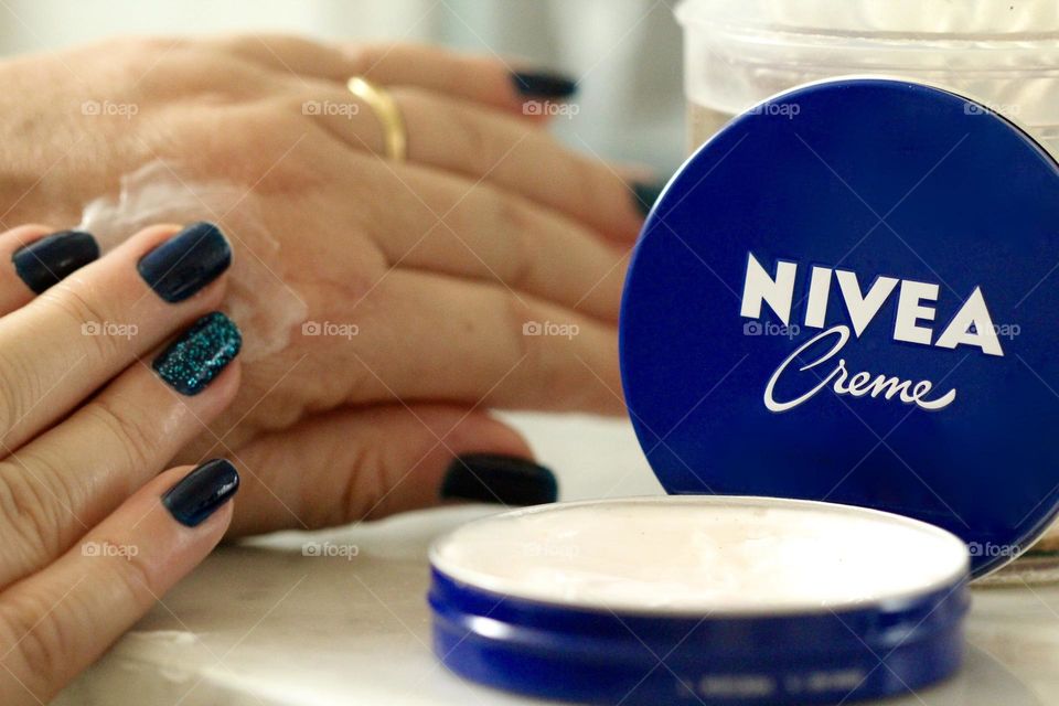 Hydration of hands with Nivea cream