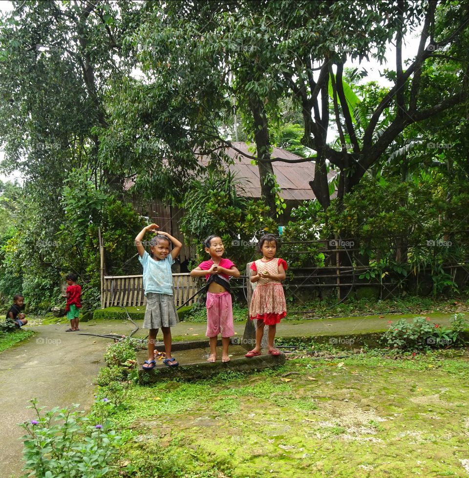 innocent kids from countrysides happily posing for a snap and talking..🥰