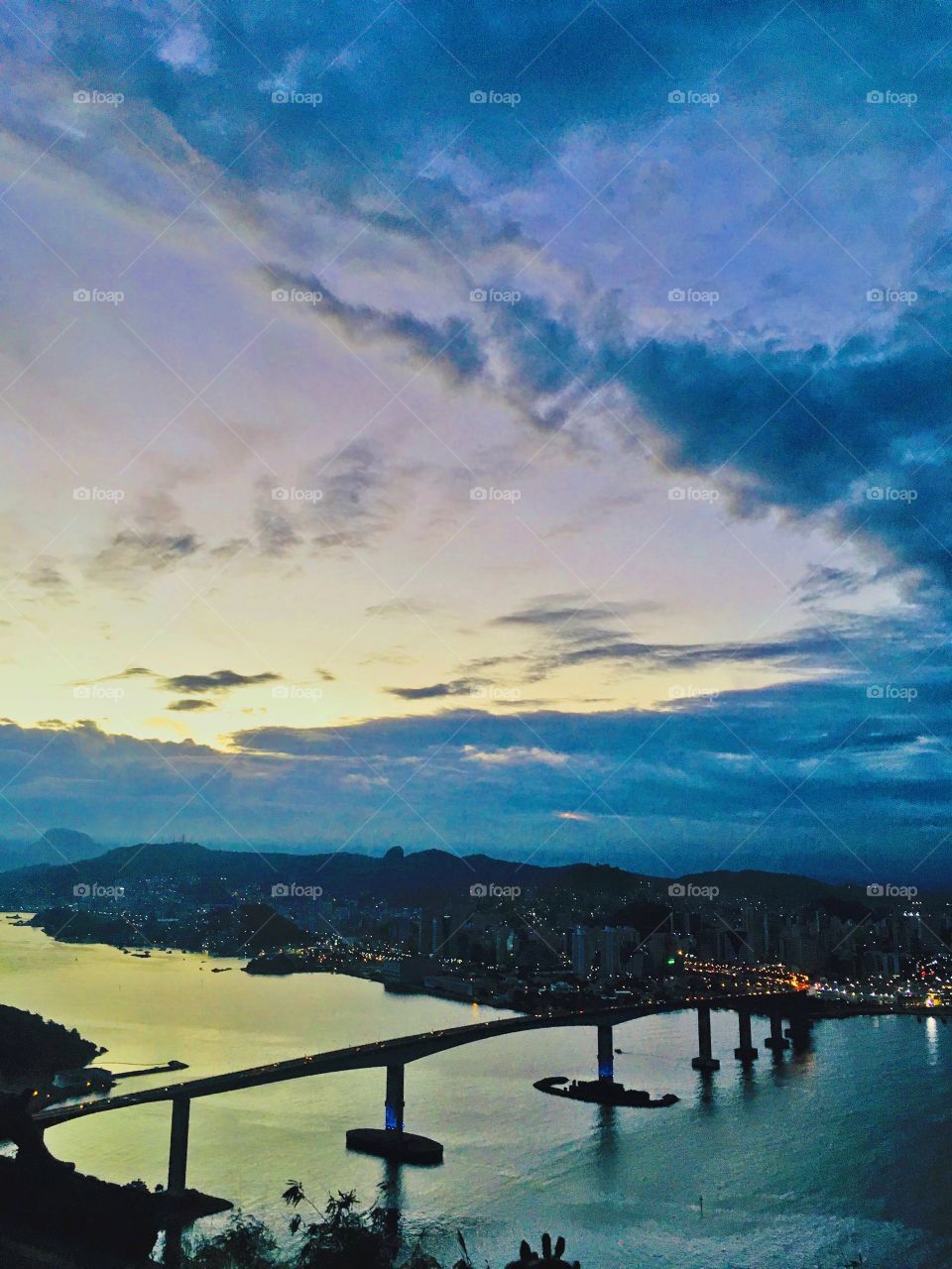 Uns dos cartões postais de Vitória-ES a vista da Terceira Ponte vista do morro do Moreno no final da tarde.