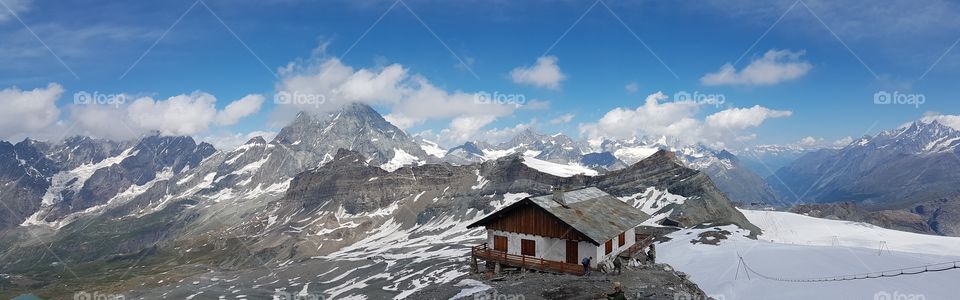 Panoramic view of the Matterhorn and mountain peaks from the Italian side, Plateau Rosa, Italy, Switzerland - panoramautsikt över Matterhorn, alper och berg i Italien och Schweiz från den italienska sidan , Monte Cervino