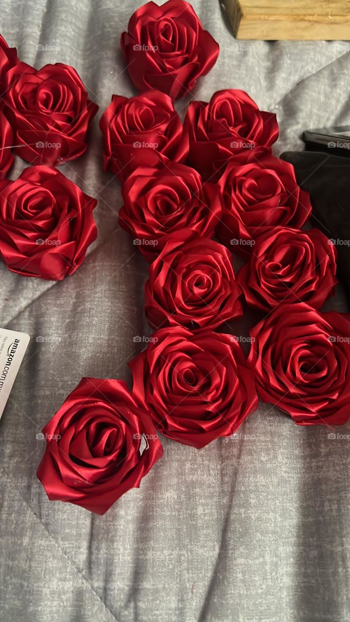 Flores rojas eternas hechas de listón 